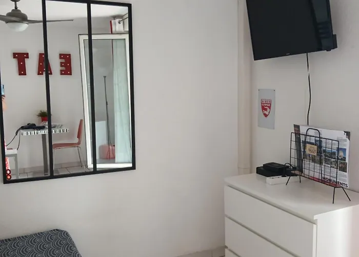 Costieres Climatise Parking Gratuit Lave Linge Loggia شقة